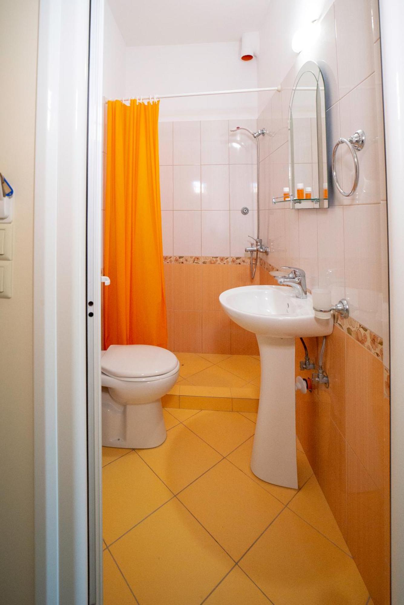 Bodini'S Rooms Himare Exterior photo