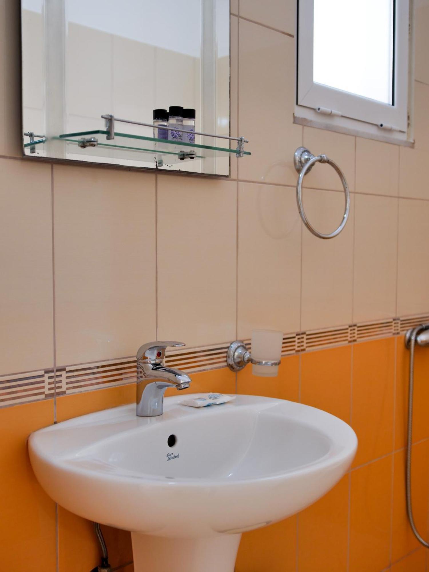 Bodini'S Rooms Himare Exterior photo