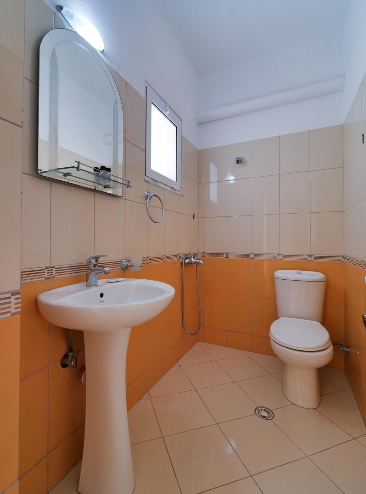 Bodini'S Rooms Himare Exterior photo