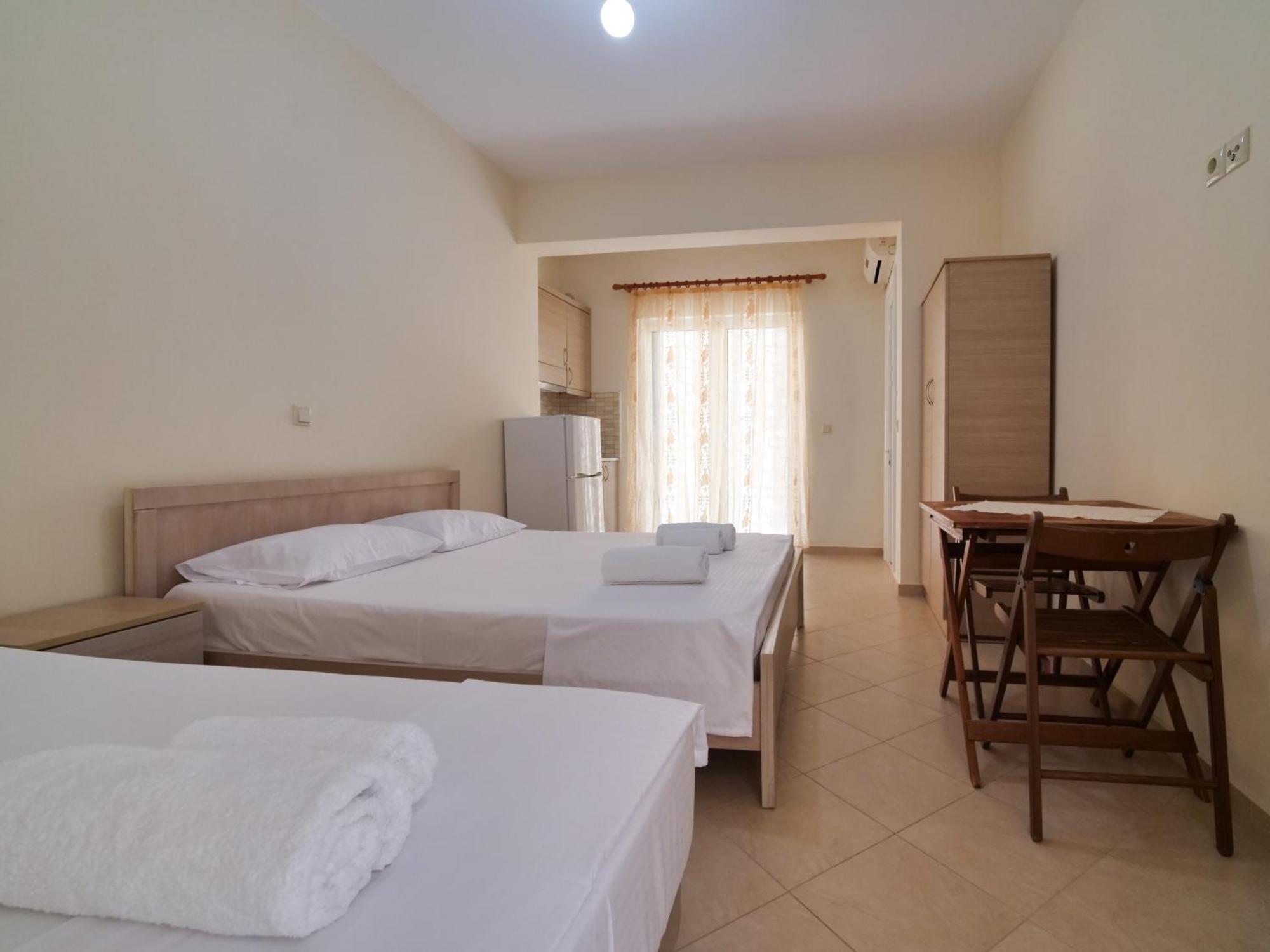 Bodini'S Rooms Himare Exterior photo