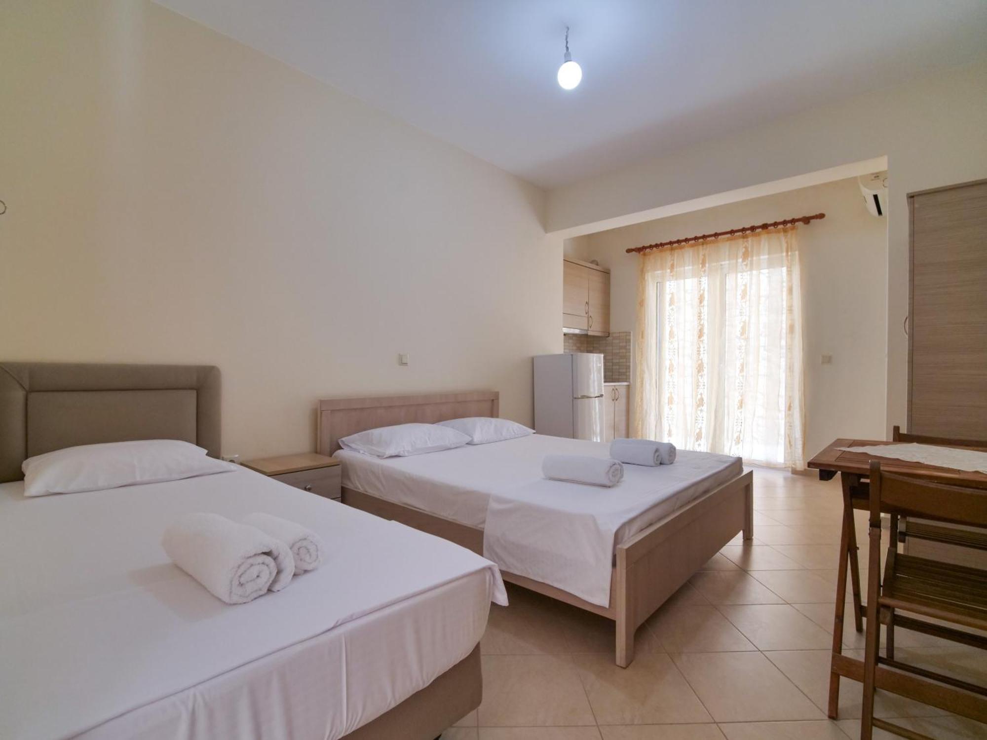 Bodini'S Rooms Himare Exterior photo