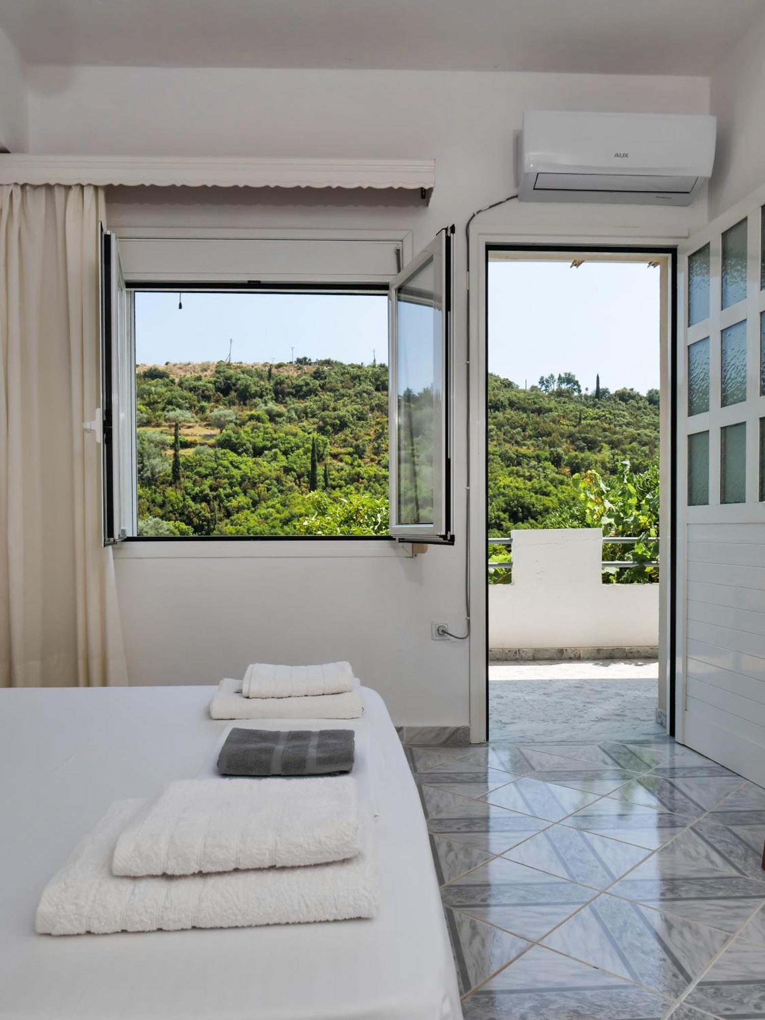 Bodini'S Rooms Himare Exterior photo