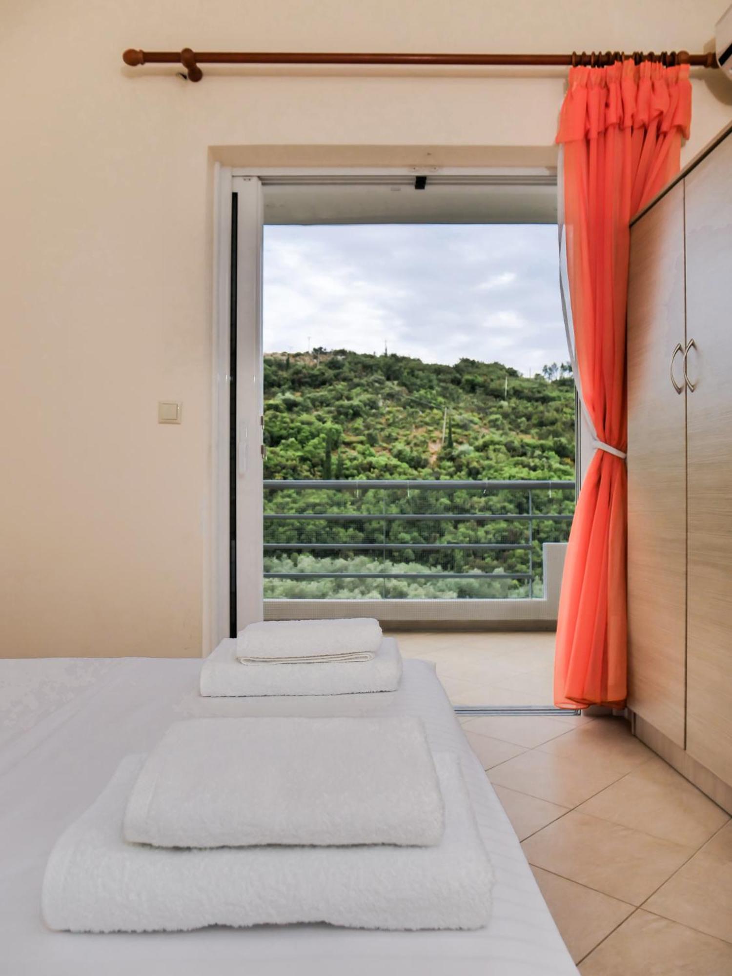Bodini'S Rooms Himare Exterior photo