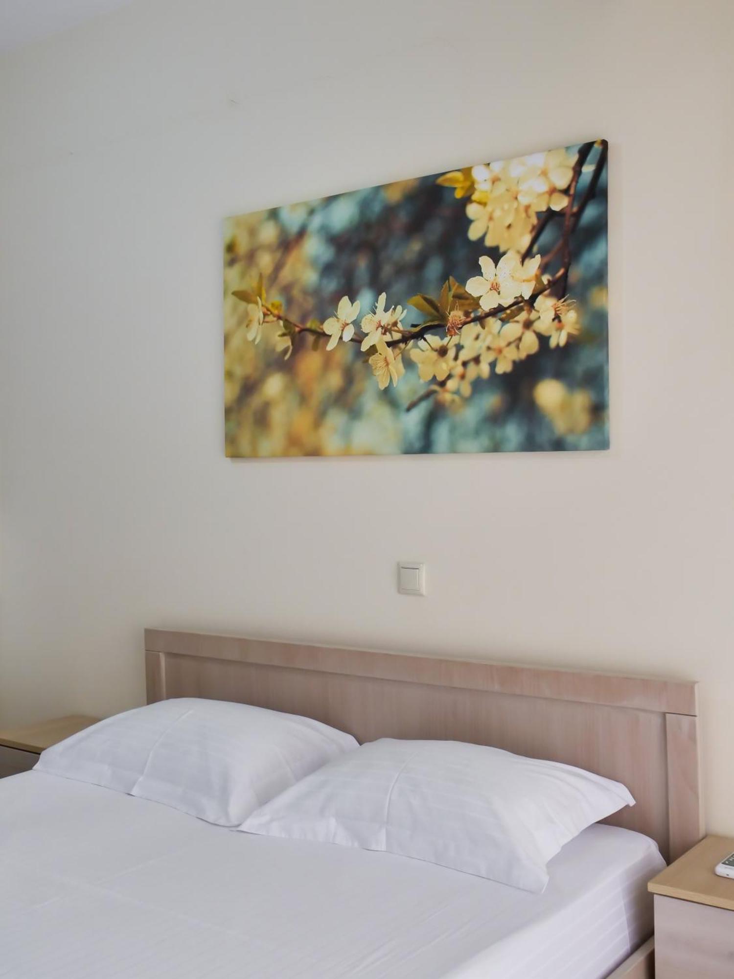 Bodini'S Rooms Himare Exterior photo